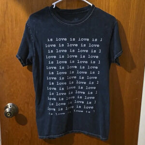 Love is Love t-shirt S